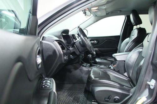 Granite Crystal Metallic Clearcoat 2019 Jeep Cherokee Latitude Plus