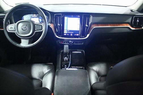 2022 Volvo S60 Recharge Plug-In Hybrid T8 R-Design Expression