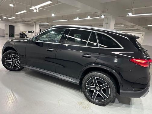 Obsidian Black 2027 Mercedes-Benz GLC 300 4MATIC