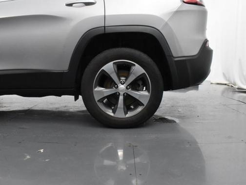 Photo 5 of 35 of 2019 Jeep Cherokee Limited