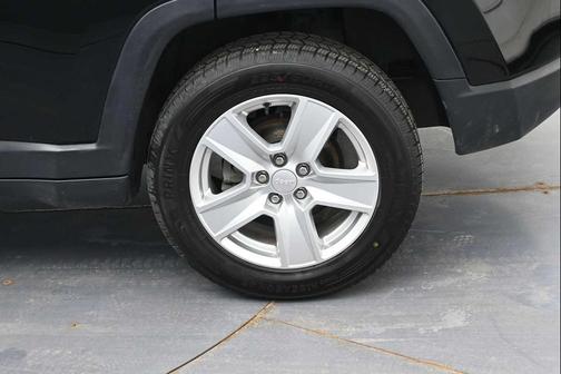 Diamond Black Crystal Pearlcoat 2022 Jeep Compass Latitude
