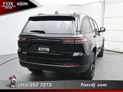 Diamond Black Crystal Pearlcoat 2023 Jeep Grand Cherokee Altitude