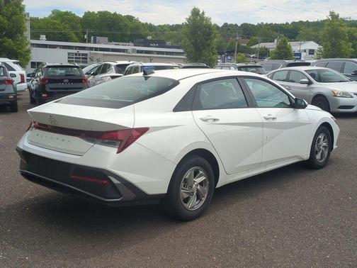 White 2025 Hyundai ELANTRA SE