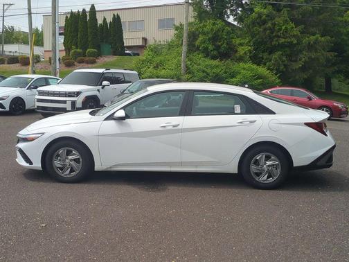 White 2025 Hyundai ELANTRA SE