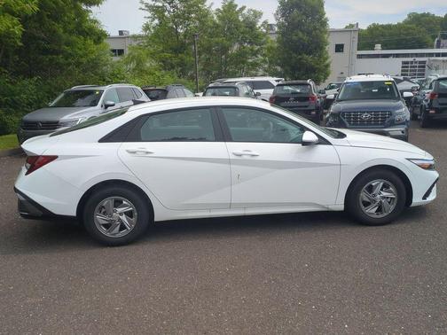 White 2025 Hyundai ELANTRA SE