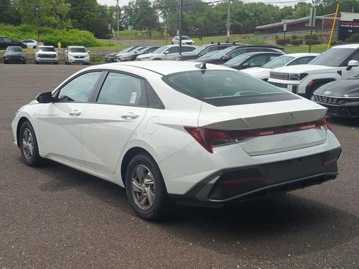 White 2025 Hyundai ELANTRA SE