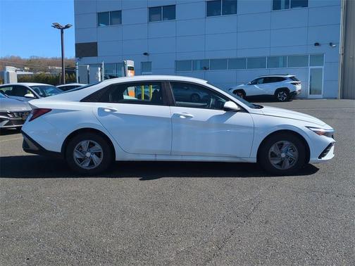 2024 Hyundai ELANTRA SE