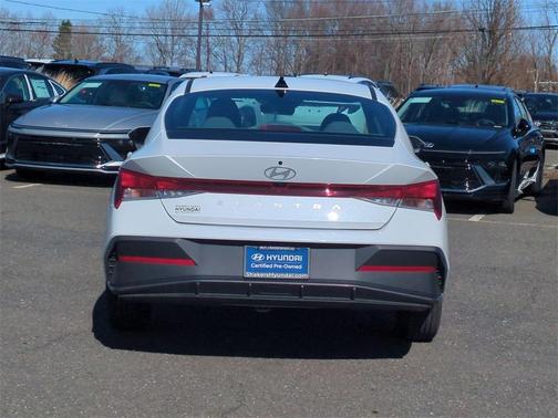 2024 Hyundai ELANTRA SE