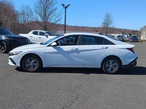 2024 Hyundai ELANTRA SE