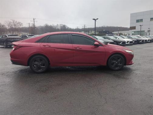 2022 Hyundai ELANTRA SEL
