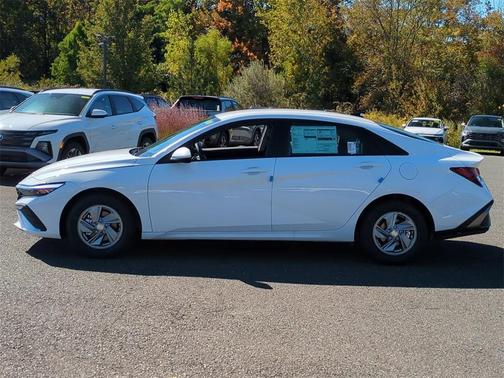 2025 Hyundai ELANTRA SE