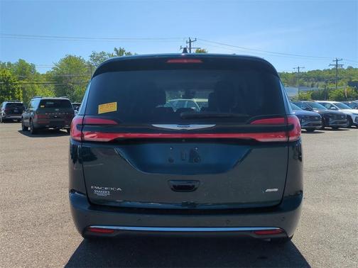 2022 Chrysler Pacifica Touring-L