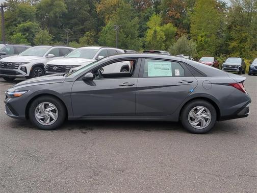 2025 Hyundai ELANTRA SE