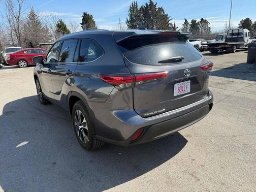 Magnetic Gray Metallic 2021 Toyota Highlander XLE