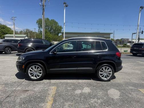 Deep Black Metallic 2013 Volkswagen Tiguan SE