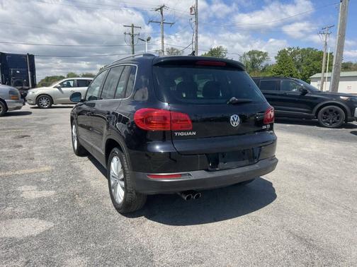 Deep Black Metallic 2013 Volkswagen Tiguan SE