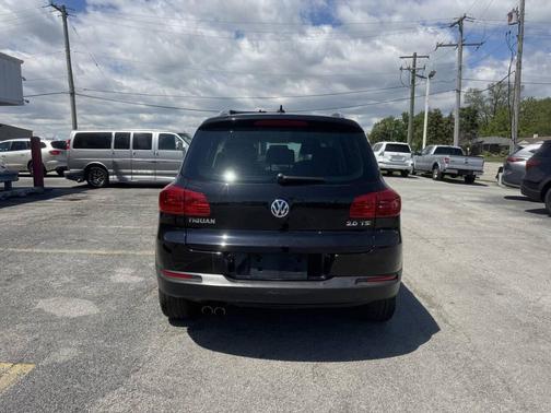 Deep Black Metallic 2013 Volkswagen Tiguan SE