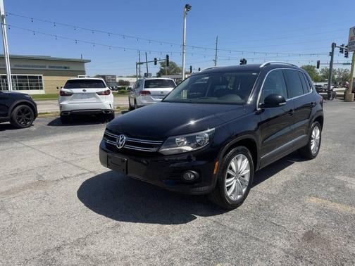 Deep Black Metallic 2013 Volkswagen Tiguan SE