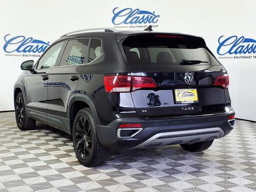 Deep Black Pearl Effect 2024 Volkswagen Taos 1.5T SE