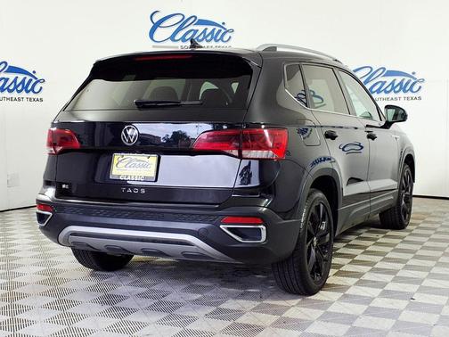 Deep Black Pearl Effect 2024 Volkswagen Taos 1.5T SE