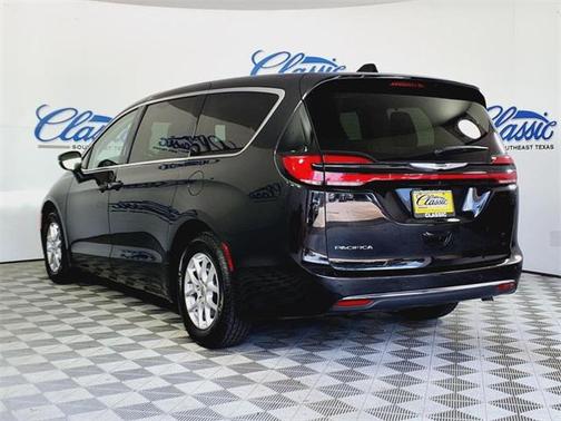 2023 Chrysler Pacifica Touring-L