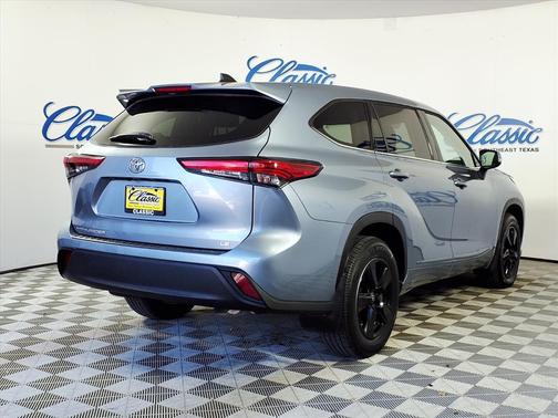 2022 Toyota Highlander LE