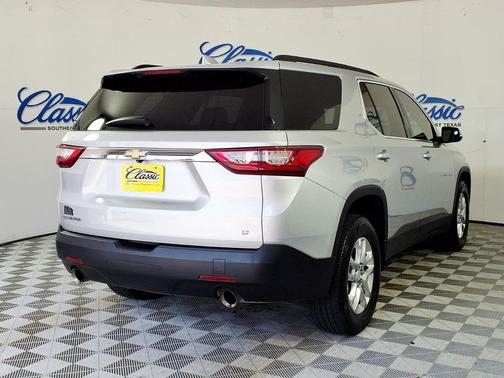 Silver Ice Metallic 2020 Chevrolet Traverse LT Cloth