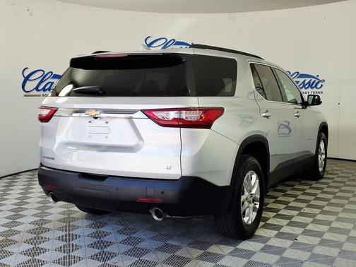 Silver Ice Metallic 2020 Chevrolet Traverse LT Cloth
