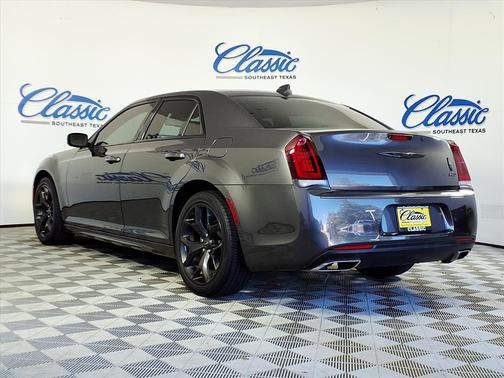 2022 Chrysler 300 Touring L