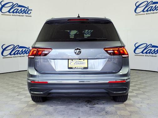Platinum Gray Metallic 2024 Volkswagen Tiguan 2.0T SE