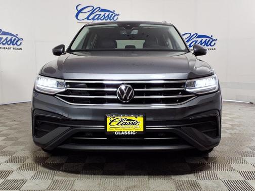 Platinum Gray Metallic 2024 Volkswagen Tiguan 2.0T SE