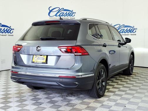 Platinum Gray Metallic 2024 Volkswagen Tiguan 2.0T SE