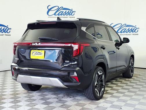 Black 2024 Kia Seltos SX