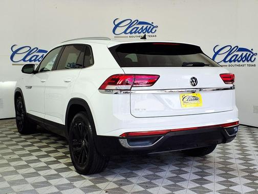 Pure White 2022 Volkswagen Atlas Cross Sport 3.6L V6 SE w/Technology