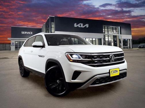 Pure White 2022 Volkswagen Atlas Cross Sport 3.6L V6 SE w/Technology