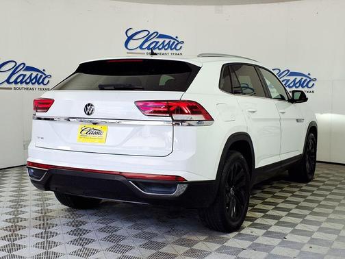 Pure White 2022 Volkswagen Atlas Cross Sport 3.6L V6 SE w/Technology