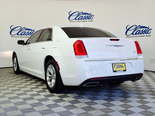 Bright White Clearcoat 2022 Chrysler 300 Touring