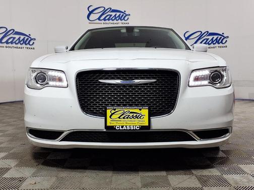 Bright White Clearcoat 2022 Chrysler 300 Touring