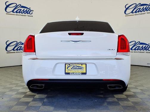 Bright White Clearcoat 2022 Chrysler 300 Touring
