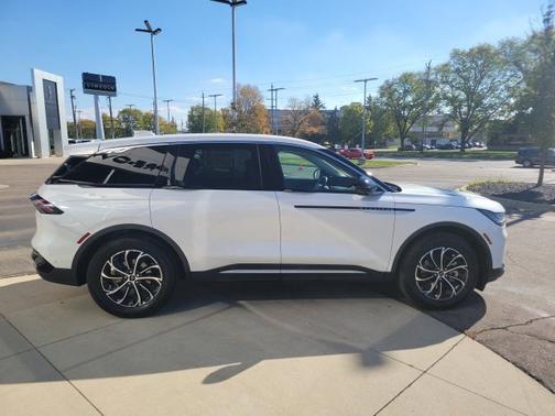 WHITE PLATINUM MET 3C 2024 Lincoln Nautilus PREMIERE