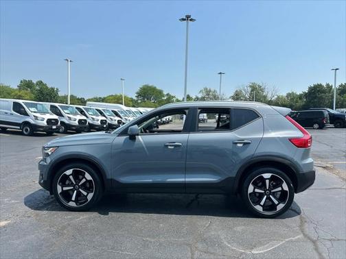 2022 Volvo XC40 T5 Momentum