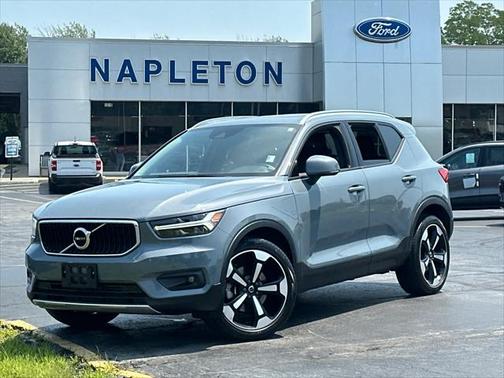 2022 Volvo XC40 T5 Momentum