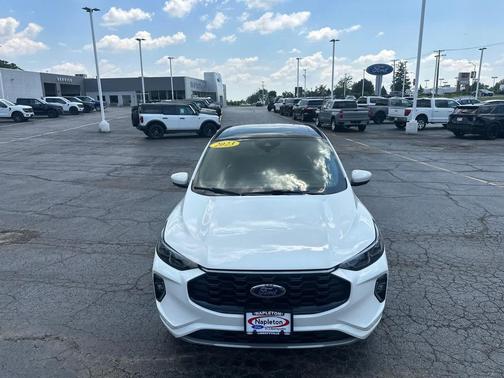 Star White Metallic Tri-Coat 2023 Ford Escape ST-Line Elite