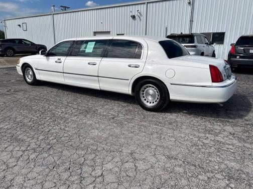 White 1999 Lincoln Town Car Executive