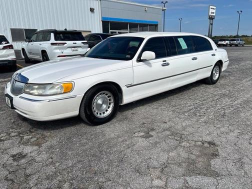 White 1999 Lincoln Town Car Executive