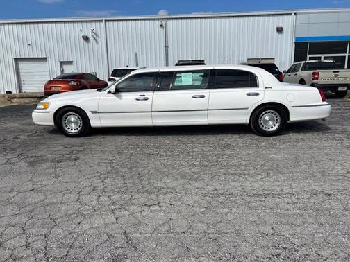White 1999 Lincoln Town Car Executive