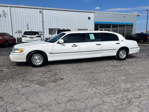White 1999 Lincoln Town Car Executive