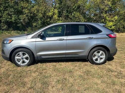 Silver Metallic 2021 Ford Edge SE