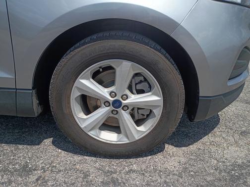 Silver Metallic 2021 Ford Edge SE