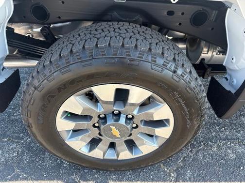 Summit White 2026 Chevrolet Silverado 2500 Custom
